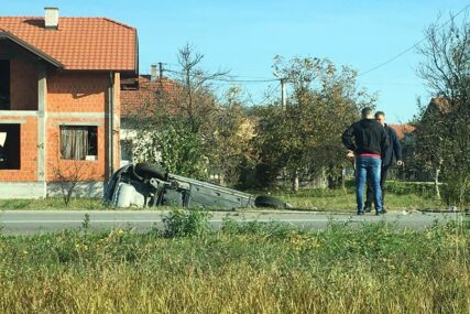 SUDAR AUTOBUSA I AUTOMOBILA Teško povrijeđen mladi vozač "golfa"