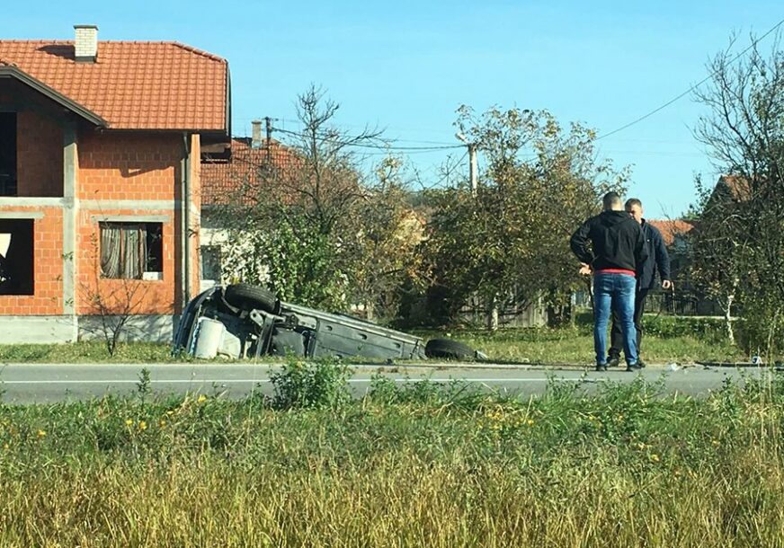 SUDAR AUTOBUSA I AUTOMOBILA Teško povrijeđen mladi vozač "golfa"