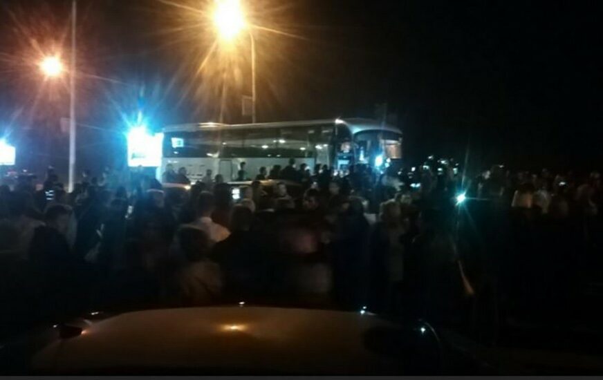 IZGUBILI STRPLJENJE Građani Bihaća večeras blokirali autobusku stanicu KAKO BI SPRIJEČILI dalji dolazak migranata