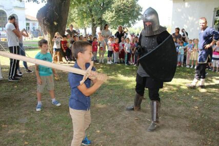 Obnovljena tradicija viteštva u Gradiški: Konjanici djecu odveli u davnu prošlost