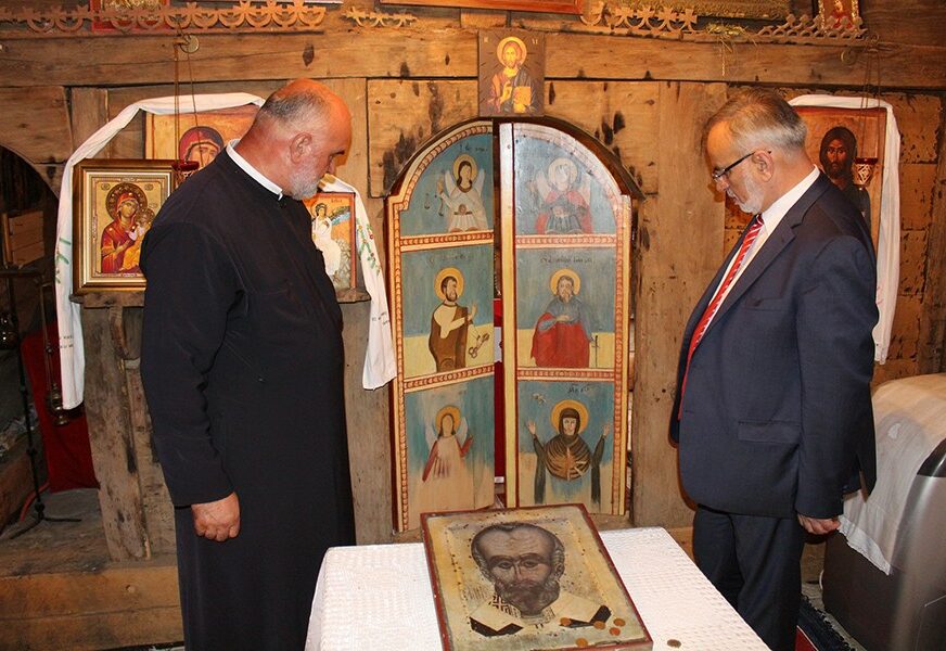 Znameniti prilog duhovne prošlosti: Vraćene carske dveri u crkvu brvnaru u Romanovcima