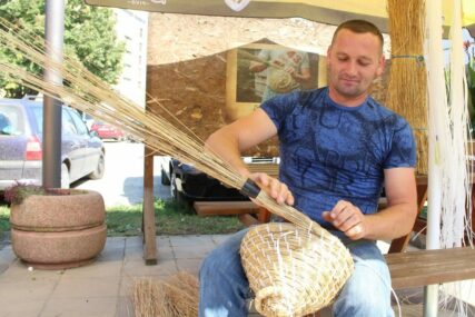Dario Škorić, pleter košnica iz Jazovca kod Gradiške: Trnke zadržali pčelari koji na starinski način proizvode med