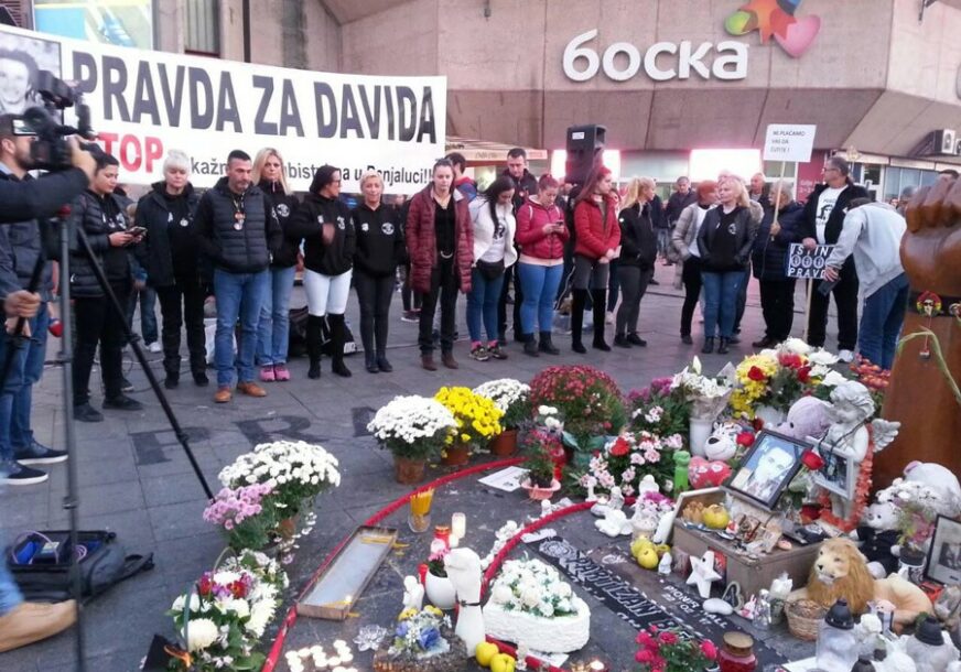 Davor Dragičević 212. dan na trgu u Banjaluci: Ili ćemo stvoriti bolje sutra ili SPAKOVATI KOFERE
