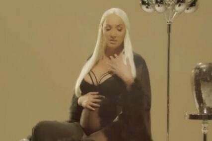 PLATINASTE KOSE I SA STOMAKOM DO ZUBA Goga Sekulić objavila spot koji je snimila u POODMAKLOJ TRUDNOĆI (VIDEO)
