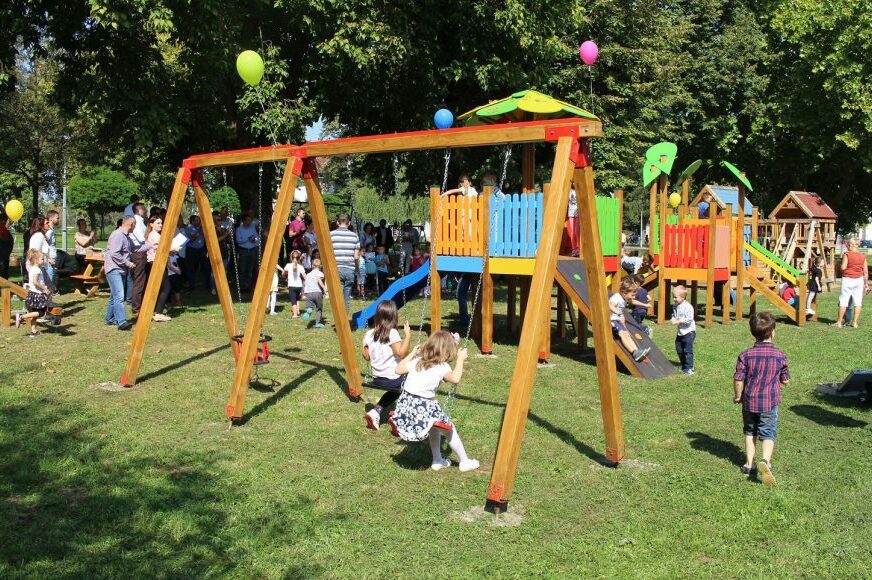 Vrijedan gest preduzeća: Izgradili 12 igrališta za djecu u Gradiški