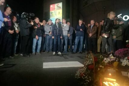 "Pravda za Davida" i "Narodni protest" na trgu u Banjaluci: Predstavnici PDP i dio članova SDS se odrekli mandata, Šukalo pozvao sve opozicionare da učine isto