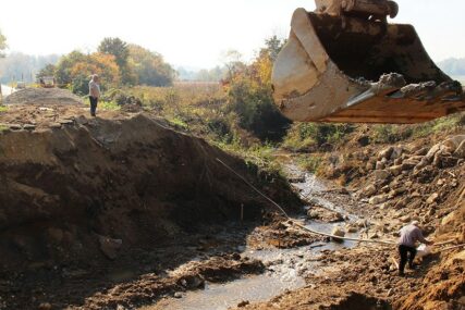Građevinari smanjuju nervozu mještana: Počela izgradnja mosta na Moštanici kod Kozarske Dubice