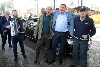 Dodik častio na granici u Gradiški povodom rođenja unuka (FOTO)