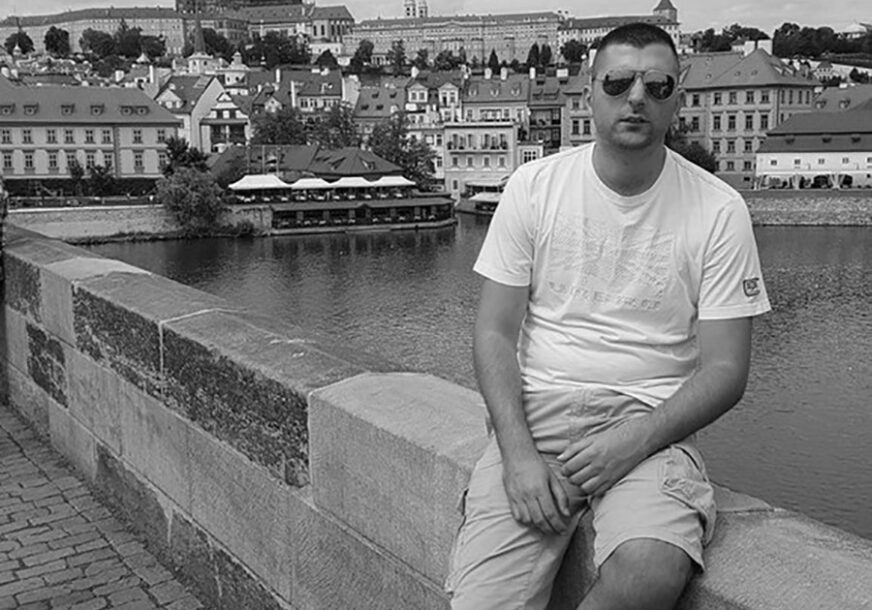 "SJEDILI SU NA IVICI PUTA, ON SE SAMO PREVRNUO I PAO U AMBIS" Sutra sahrana mladića koji je zbog fotografisanja pao u 200 metara DUBOKU PROVALIJU