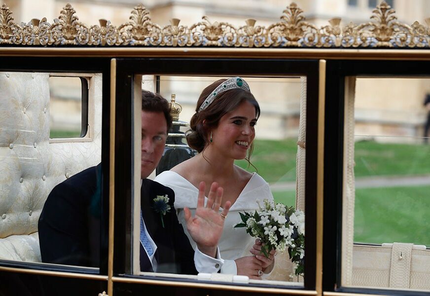 Vjenčali se princeza Eugenija i bivši konobar Džek Bruksbenk, njena haljina dizajnirana da OTKRIJE OŽILJKE NA LEĐIMA
