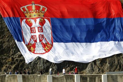 UZNEMIRUJUĆE ZA SRBE Pocijepana zastava Srbije na keju u Kosovskoj Mitrovici