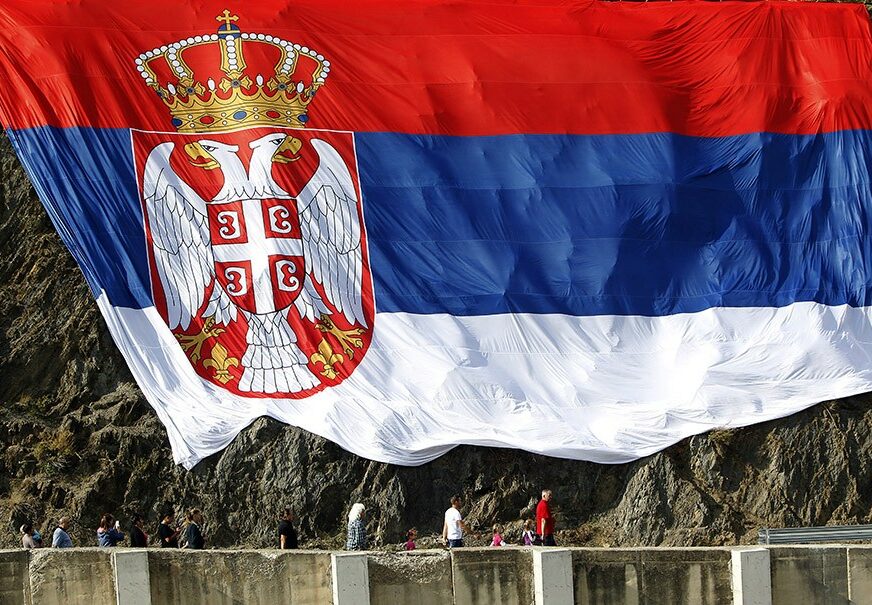 UZNEMIRUJUĆE ZA SRBE Pocijepana zastava Srbije na keju u Kosovskoj Mitrovici