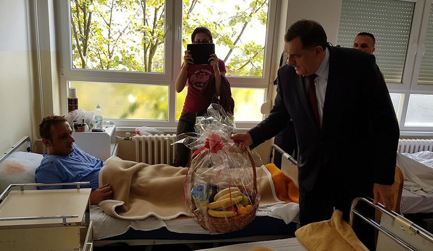 “ONI SU HEROJI” Dodik u dobojskoj bolnici posjetio povrijeđene radnike rafinerije (FOTO)