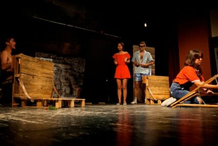 Premijera predstave "Status veze": Ljubavna drama generacije društvenih mreža