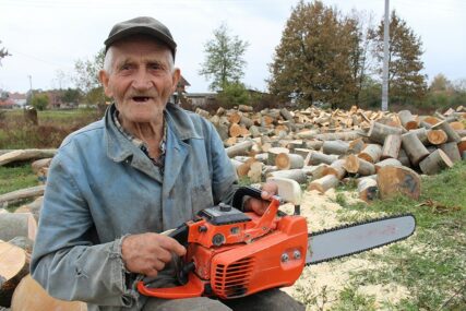 MOTORKU NE OSTAVLJA NI U DEVEDESETOJ Stojan Gavrić (90) najstariji sjekač iz Lijevča