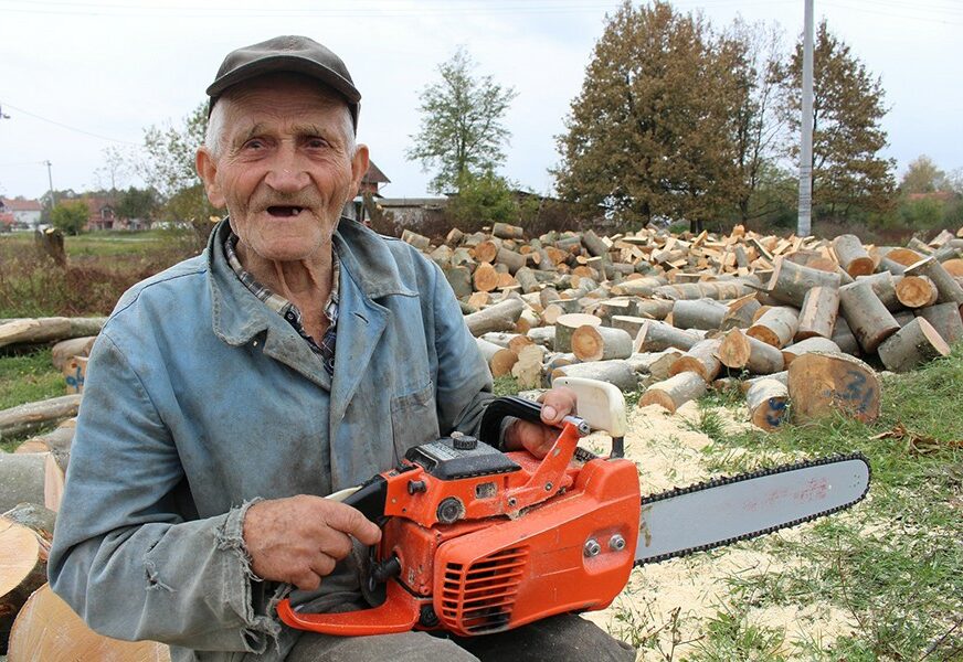 MOTORKU NE OSTAVLJA NI U DEVEDESETOJ Stojan Gavrić (90) najstariji sjekač iz Lijevča