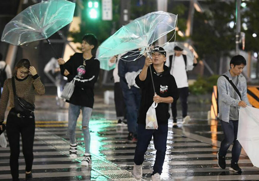 ULICE POPLAVLJENE, LETOVI OTKAZANI U naletu tajfuna u Južnoj Koreji povrijeđeno 26 osoba