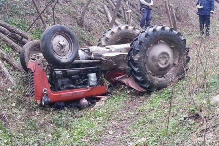Dvojica mladića teže povrijeđena u prevrtanju traktora kod Cazina