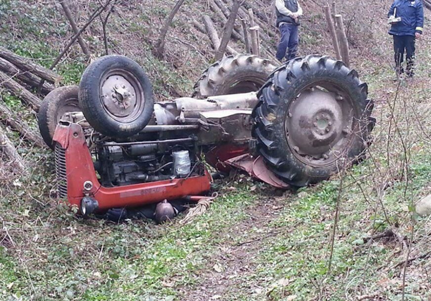 Dvojica mladića teže povrijeđena u prevrtanju traktora kod Cazina