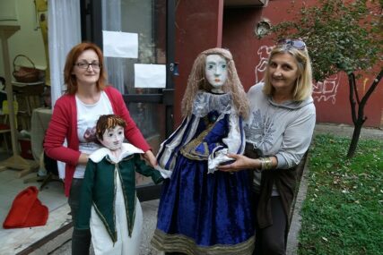 Anđelićeva prenijela ulično pozorište iz Španije u grad na Sani: Lutkama daju život i uveseljavaju Prijedorčane