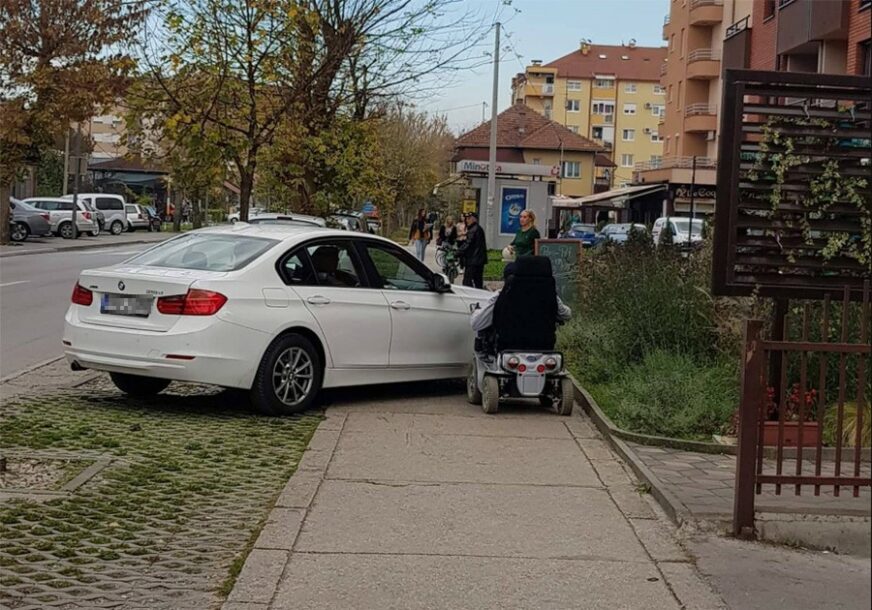 BAHATOSTI NEMA KRAJA Vozač parkirao BMW na trotoaru, invalid nije mogao da prođe