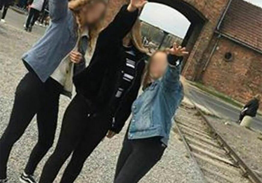 USRED AUŠVICA Tri djevojke izazvale bijes zbog fotografije na kojoj salutiraju NACISTIČKI POZDRAV