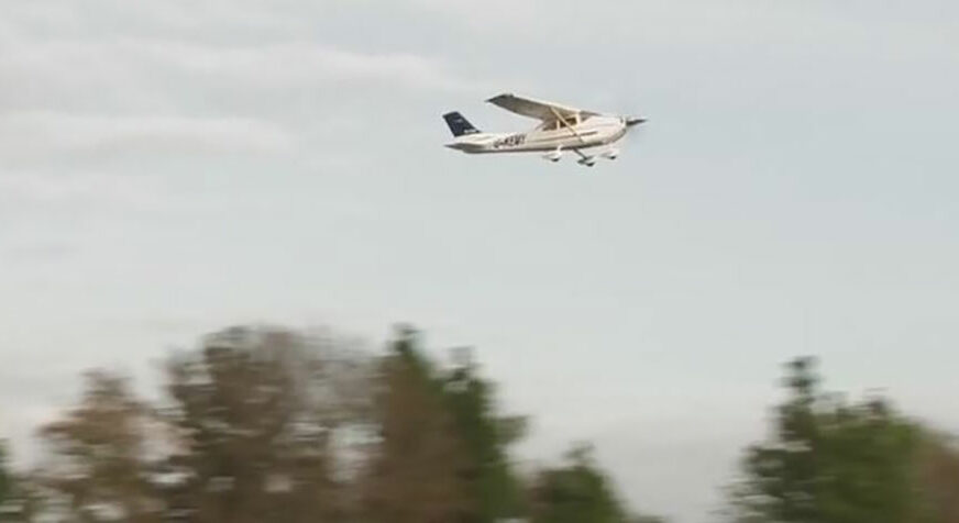 VRHUNSKI MANEVAR Pilot je morao hitno da sleti i to je učinio na PREPUNOM AUTOPUTU (VIDEO)