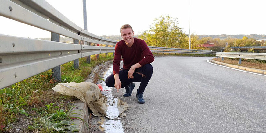 VJEROVALI ILI NE Na putu Banjaluka – Prnjavor umjesto asfalta OFARBAN NAJLON (VIDEO)