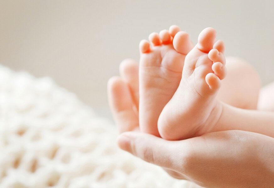 DJEČAK IMAO PROVIDNU KOŽU Beba rođena sa samo 258 grama ide kući (FOTO)