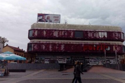Vandalima ni VISINA OD 15 METARA nije prepreka: Oštećen predizborni bilbord na „Patriji“ u Prijedoru