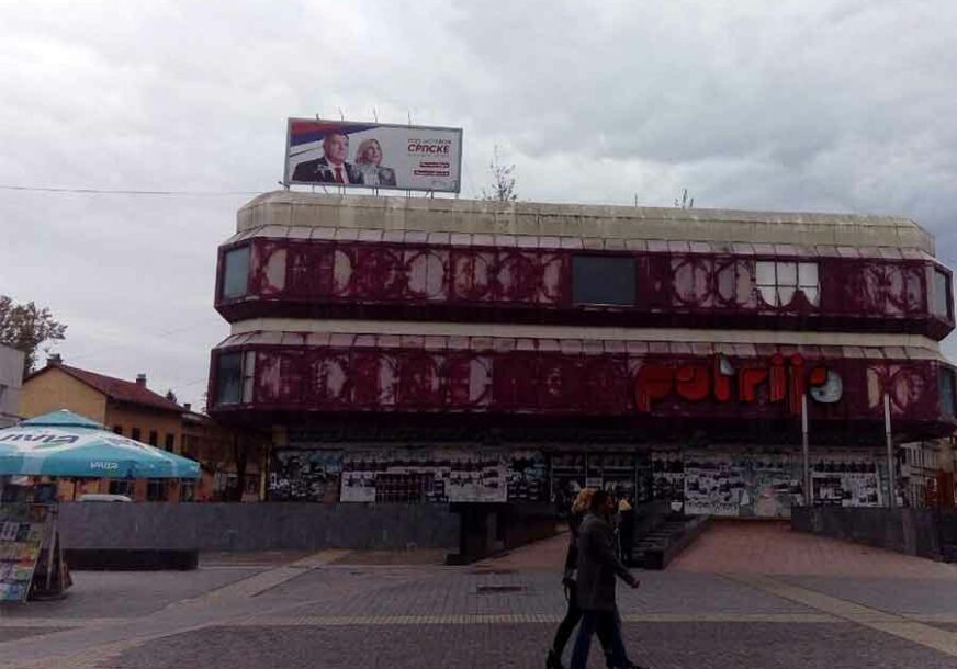 Vandalima ni VISINA OD 15 METARA nije prepreka: Oštećen predizborni bilbord na „Patriji“ u Prijedoru