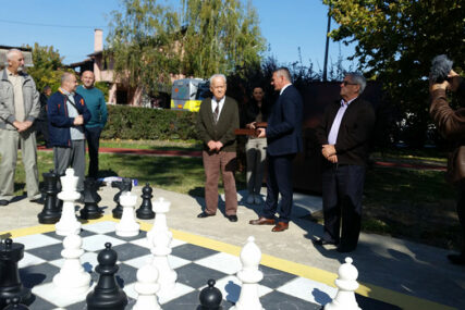 “DA GA DUGO U ZDRAVLJU KORISTE” Penzioneri u Brčkom dobili šah na otvorenom