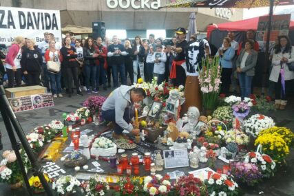“TU SU DUNJA I SVIJEĆA, A RUKA JE SPUŠTENA” Građani Davoru 196. put pružili podršku u traženju PRAVDE ZA DAVIDA