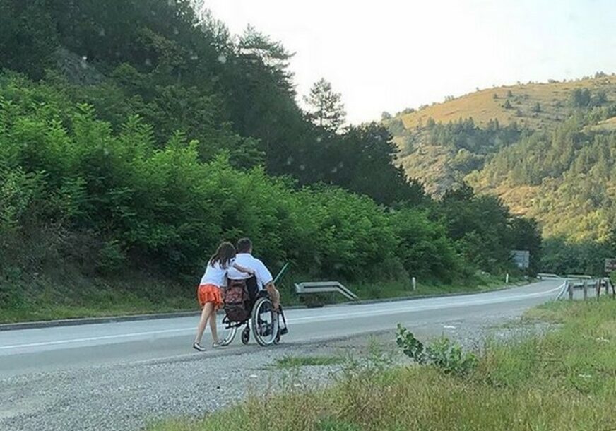 NE TAKO OBIČNA PRIČA Djevojčica je po planini u Srbiji gurala kolica s ocem, niko im nije pomogao, a onda je ova fotografija SVE PROMIJENILA