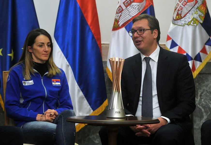 TERZIĆ IZNENADIO PREDSJEDNIKA Vučić dočekao odbojkašice, a od selektora dobio zlatnu medalju sa Svjetskog prvenstva