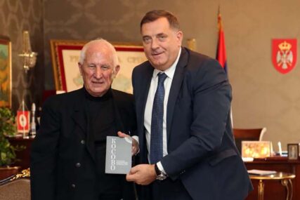 "NOVI KOSOVSKI JUNAK" Bećković poklonio Dodiku knjigu s posvetom