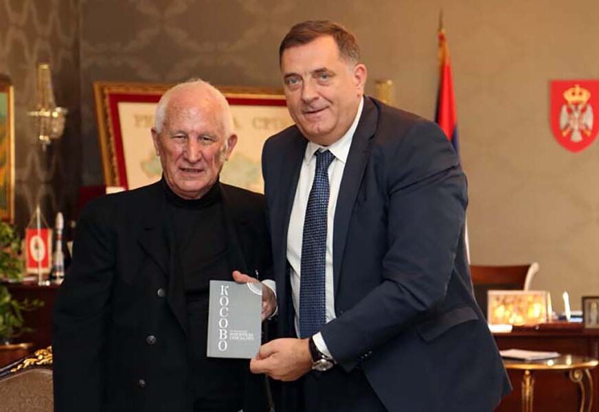 "NOVI KOSOVSKI JUNAK" Bećković poklonio Dodiku knjigu s posvetom