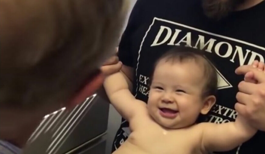 I RODITELJI GA OBOŽAVAJU Nakon vakcinacije, iz njegove ordinacije, BEBE IZLAZE NASMIJANE (VIDEO)
