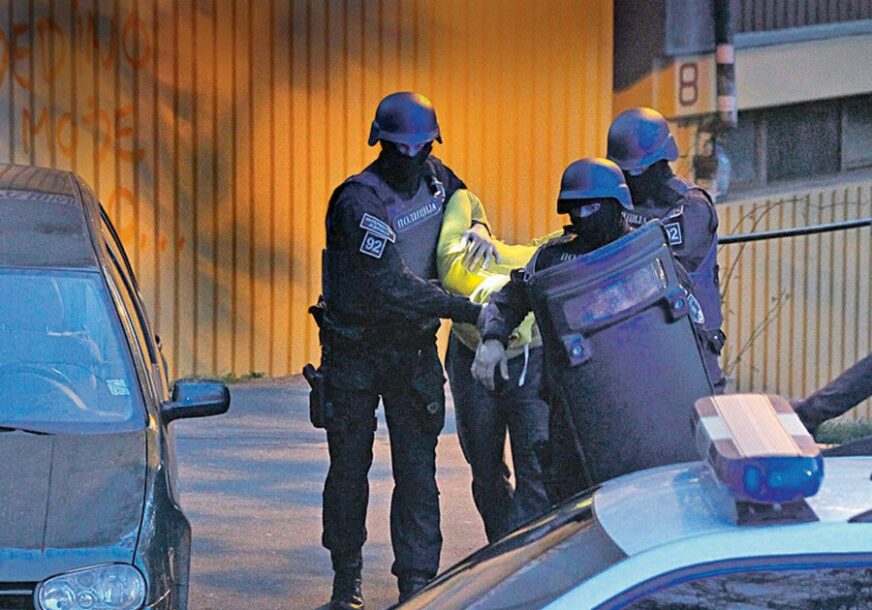VELIKA AKCIJA U BEOGRADU Uhapšene tri osobe, zapljenjeno 16 KILOGRAMA DROGE, oružje i municija