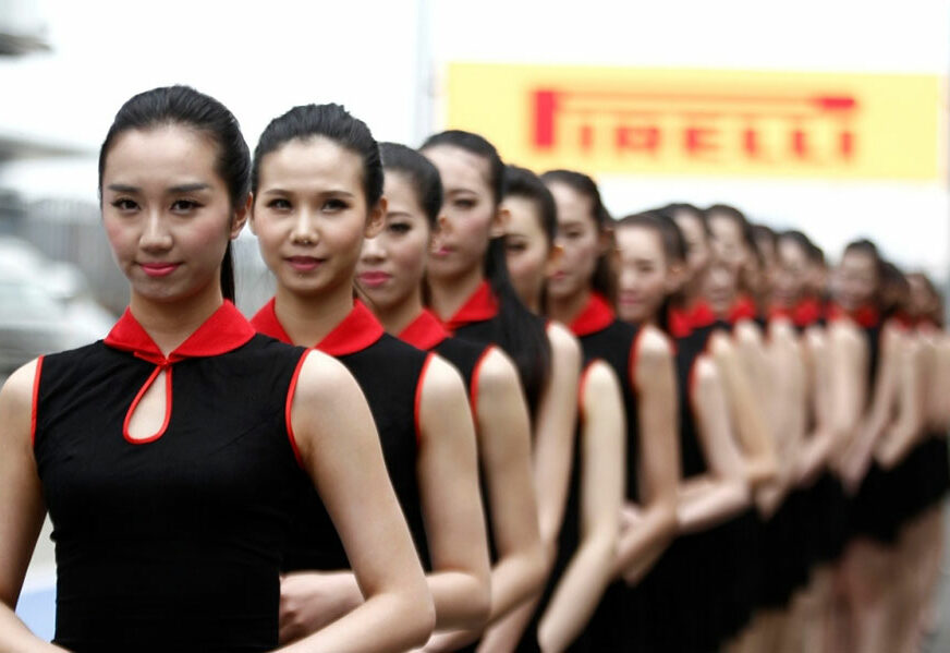 ŽENE VRIŠTE OD ODUŠEVLJENJA Kineskinje sada mogu UNAJMITI MOMKA da ih prati dok šopinguju