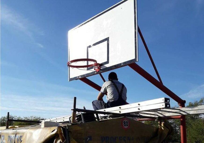 Obnovljen koš na sportskom igralištu u Obilićevu