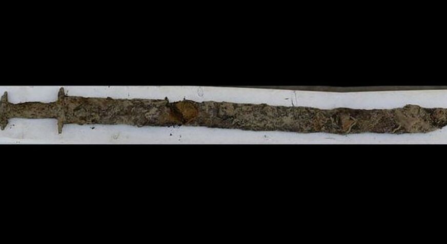 Djevojčica u jezeru našla mač star 1.500 godina (FOTO, VIDEO)