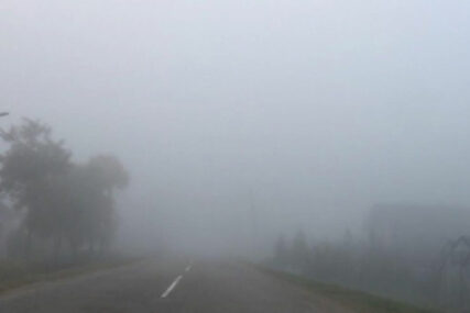 OPREZNO NA PUTEVIMA Mjestimično vlažni kolovozi i magla otežavaju saobraćaj
