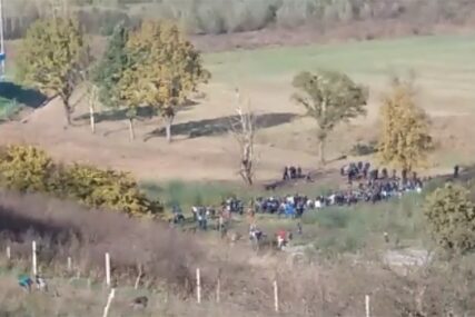 UZAVRELO NA GRANICI Migranti pokušavaju probiti kordone policije obje države (VIDEO)