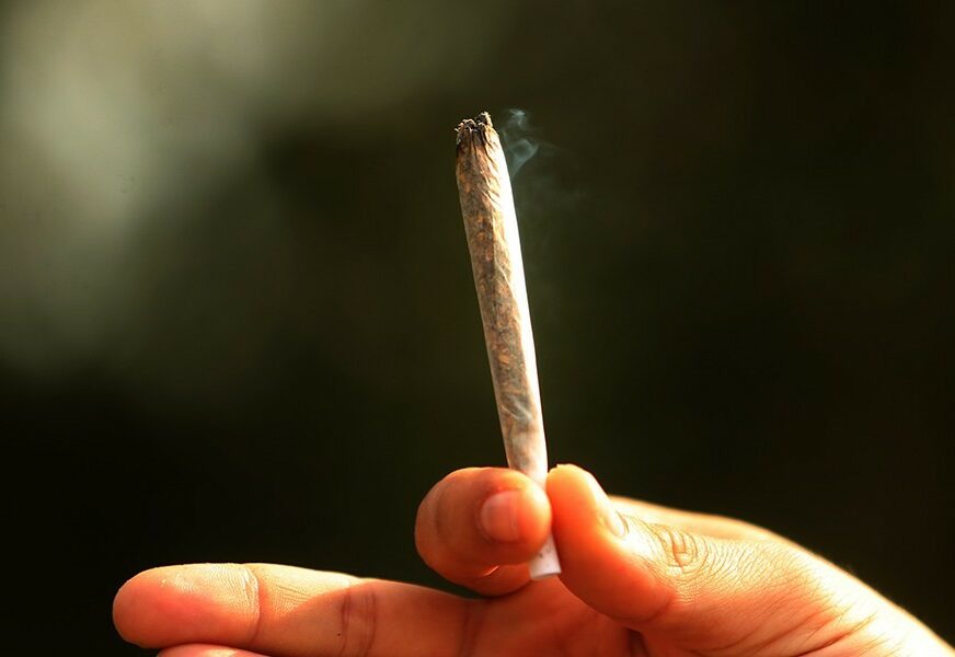 ISTRAŽIVANJA POKAZALA DA IPAK NIJE ZDRAVA U ovim godinama marihuana izaziva PROMJENE U MOZGU nakon samo dva ispušena džointa