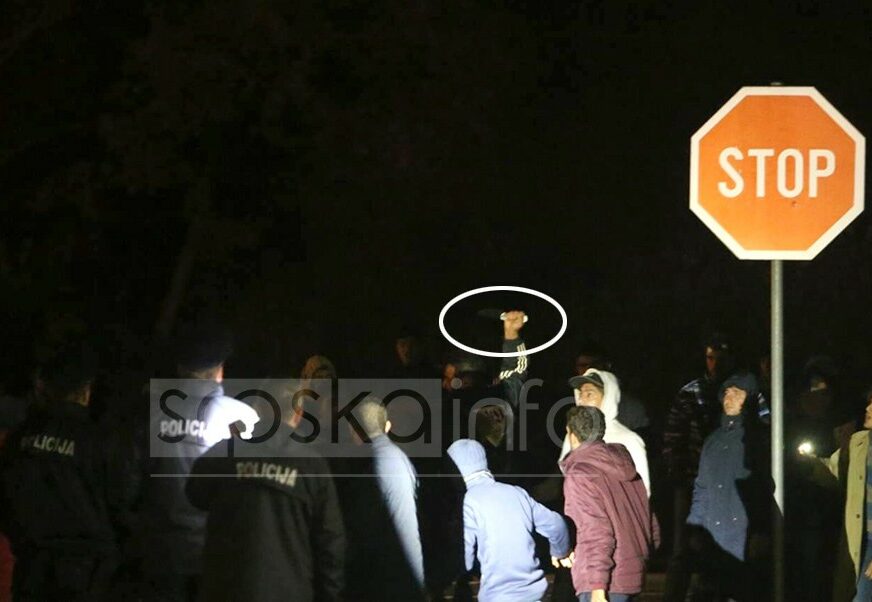 SIJEVALI NOŽEVI Tuča migranata ispred kordona policije na graničnom prelazu Maljevac (FOTO)