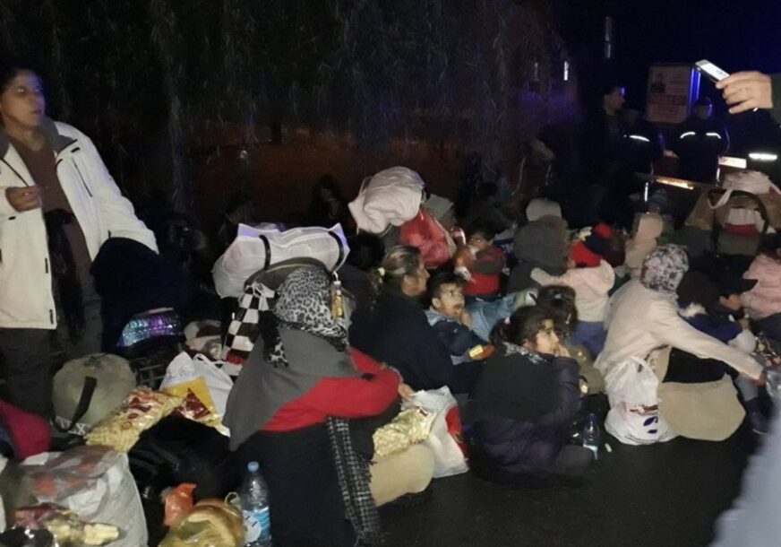 LEŽE NA ULICI Migranti zaustavljeni ispred granice, građani im iznijeli čaj i sendviče (VIDEO)