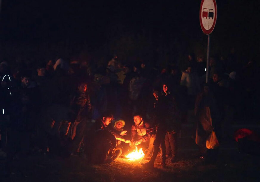 SMRZAVANJE NA GRANICI Hladnoća nova prepreka za migrante u kampu u Velikoj Kladuši