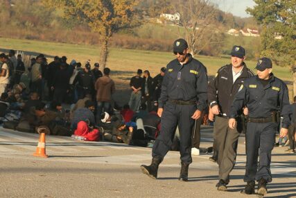 IZBIO INCIDENT U BIHAĆU Velika grupa migranata nasilno pokušala ući u kamp