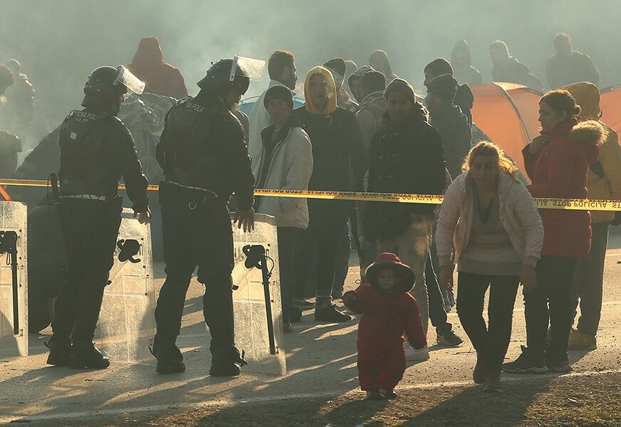 ŠOKANTNE FOTOGRAFIJE Ovo je dokaz koliko su migranti OČAJNI u nastojanjima da uđu u Evropu